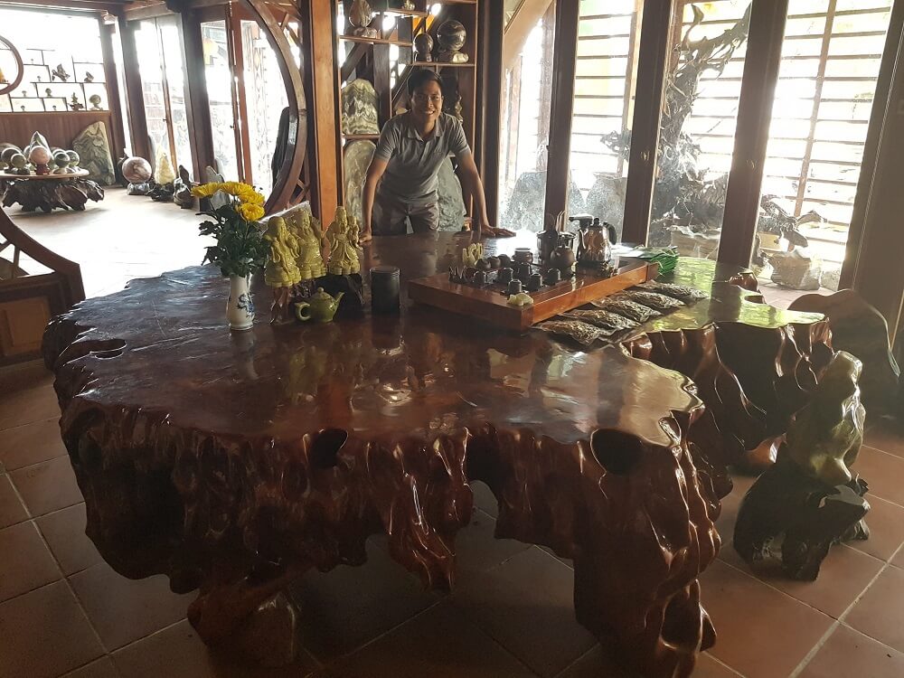Bộ bàn ghế bằng gỗ nu hương nguyên khối cực lớn