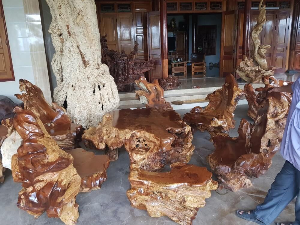 Bộ bàn ghế mang hình dáng khùm khoằm tự nhiên, riêng biệt, độc đáo của khối gỗ lũa
