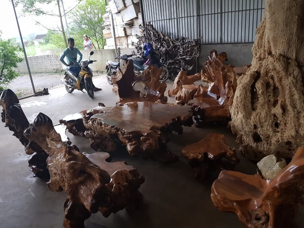 Bộ bàn ghế tự nhiên gỗ Nu kháo 7 món có hàng nghìn năm tuổi tại Hà Nội