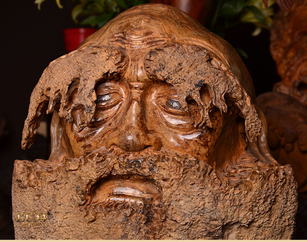 Hình tượng tác phẩm gỗ Nu Pơ Mu đang được trưng bày tại cửa hàng Nội thất gỗ quý