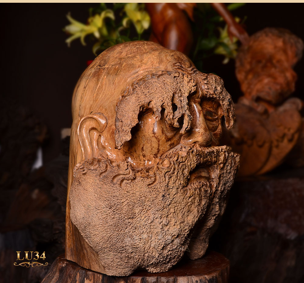 Hình tượng tác phẩm gỗ Nu Pơ Mu đang được trưng bày tại cửa hàng Nội thất gỗ quý