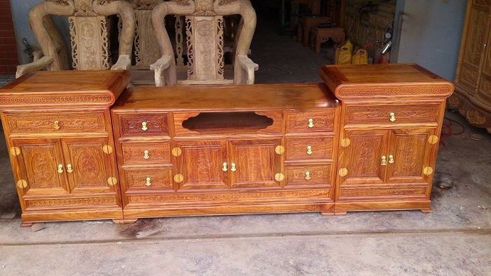 Kệ tủ tivi gỗ hương chắc và có khả năng chống mối mọt cao