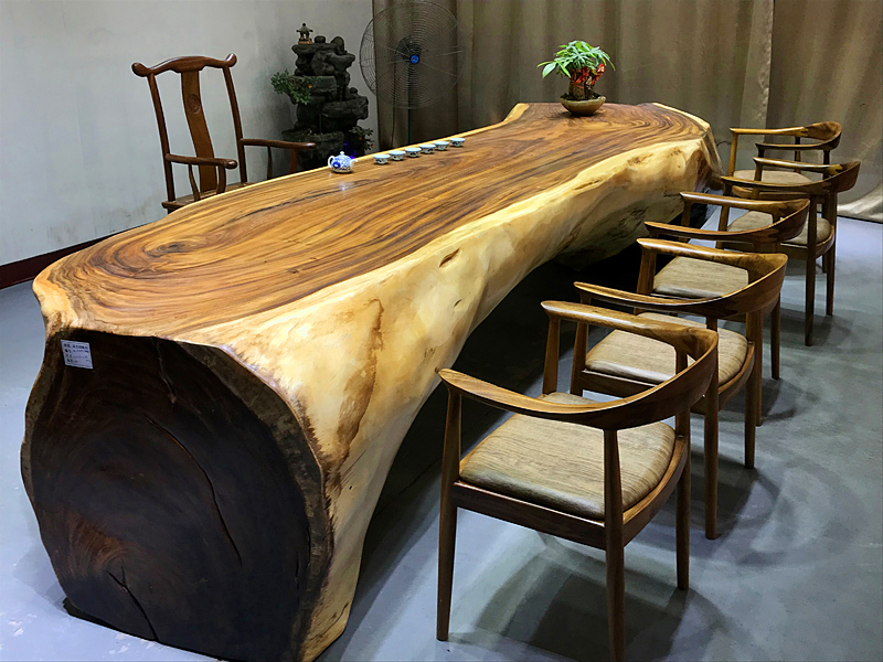 Gỗ Cẩm Thị: Gỗ Cẩm Thị là một trong những loại gỗ quý hiếm và đẹp nhất tại Việt Nam. Với độ cứng và độ bền cao, gỗ này được ưa chuộng để làm đồ nội thất, quà tặng, trang trí kiến trúc...Màu sắc tuyệt đẹp, độc đáo của gỗ Cẩm Thị chắc chắn sẽ làm bạn phải ngất ngây khi nhìn thấy các sản phẩm sử dụng loại gỗ này trên hình ảnh.