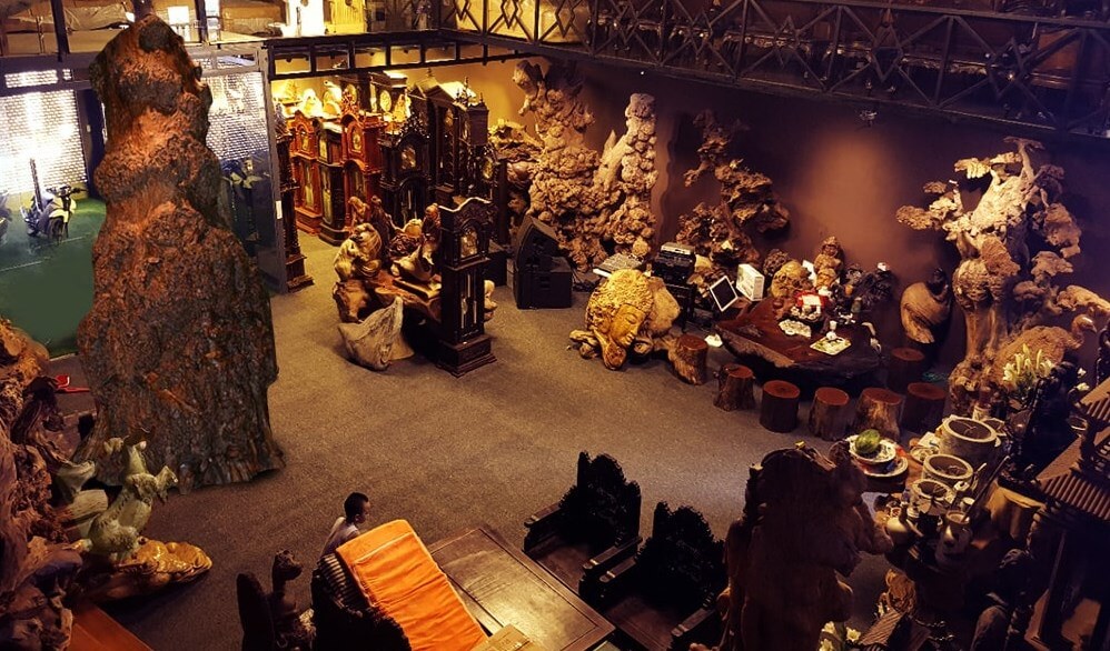 Không gian trưng bày nhiều tác phẩm nghệ thuật từ gỗ nu, lũa độc đáo