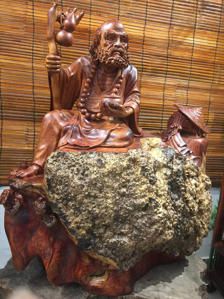Mẫu 6 : Tượng Đạt Ma bằng gỗ Nu Hương độc đáo đến từng chi tiết có giá hơn 100 triệu
