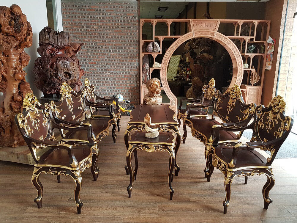 Bộ bàn ghế gỗ tự nhiên được làm từ chất liệu gỗ Gụ mang phong cách cổ điển