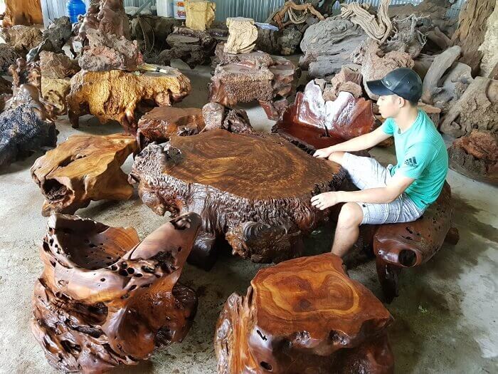Bộ bàn ghế bằng gỗ Nu Lũa kháo độc đáo mang nét nghệ thuật cổ điển được trưng bày tại Hà Nội