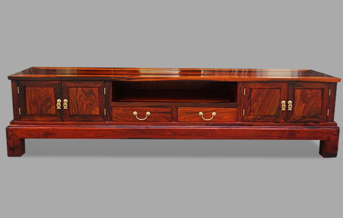 Ngoài các món đồ trang trí và các món đồ nội thất thì gỗ trắc được làm Kệ tủ tivi cũng rất phổ biến