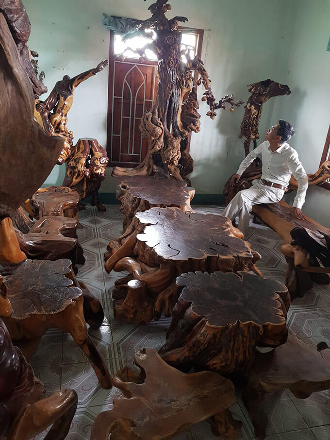 Vì gỗ trắc đen, đỏ hay vàng có tinh dầu nên khi đốt gỗ sẽ nổ lốp bốp và khói tỏa hương thơm nhẹ Vì gỗ trắc đen, đỏ hay vàng có tinh dầu nên khi đốt gỗ sẽ nổ lốp bốp và khói tỏa hương thơm nhẹ