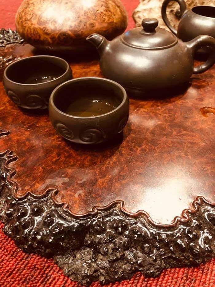 Những khay uống trà nhienf rất đơn giản mộc những màu sắc và cấu trúc hoa văn vân gỗ vô cùng độc đáo