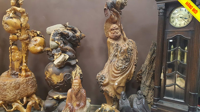 Rất nhiều tác phẩm mang hình tượng các vị thần phật được làm bằng gỗ Nu
