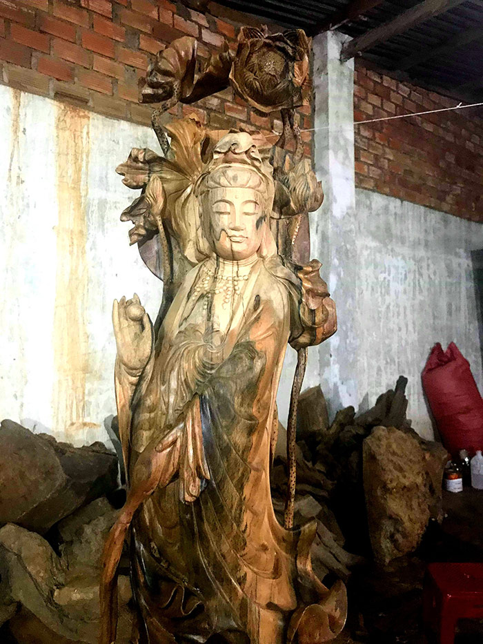 Tượng nghệ thuật phong thủy Quán Thế Âm Bồ Tát bằng gỗ nu Cẩm Thị nguyên khối